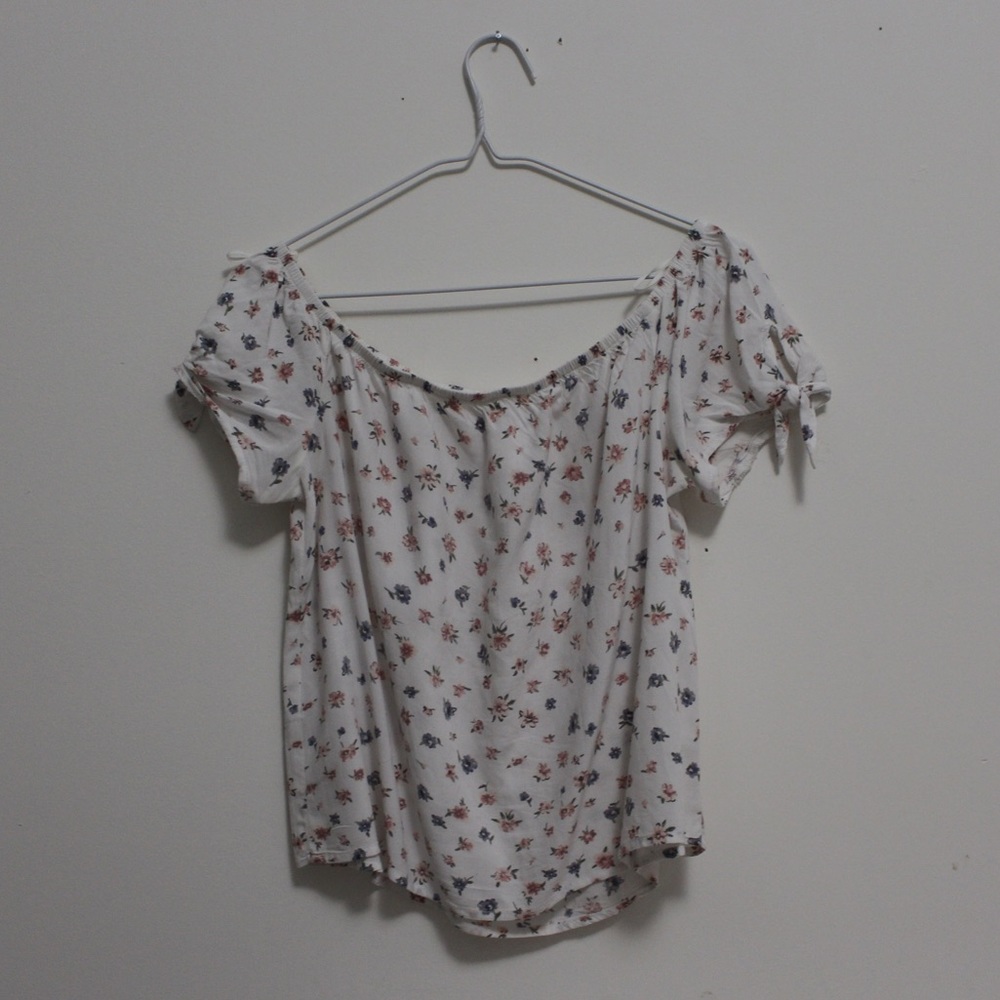 Offshoulde flower top